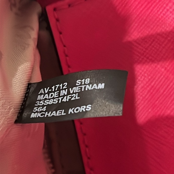 New Michael Kors hot pink  pocketbook shoulder strap crossbody comes with gift C - Picture 10 of 10